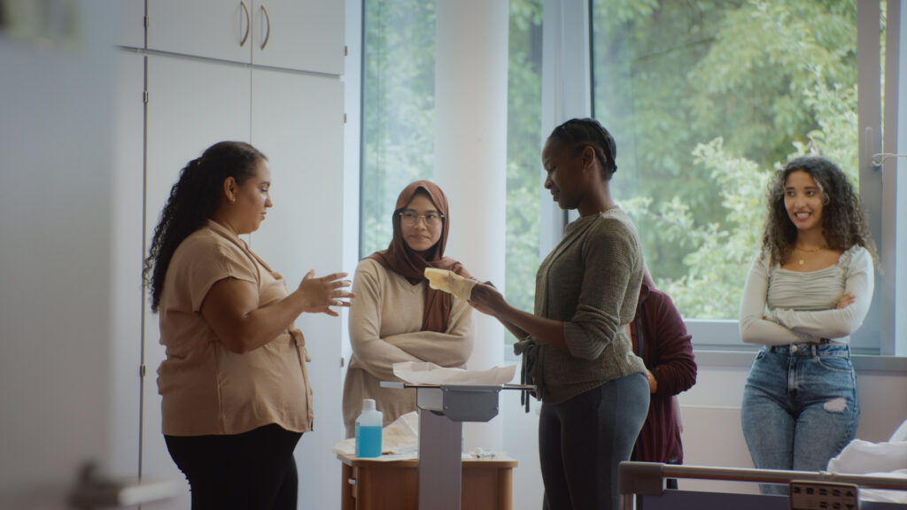 Recruiting10_00_16_10_Standbild003